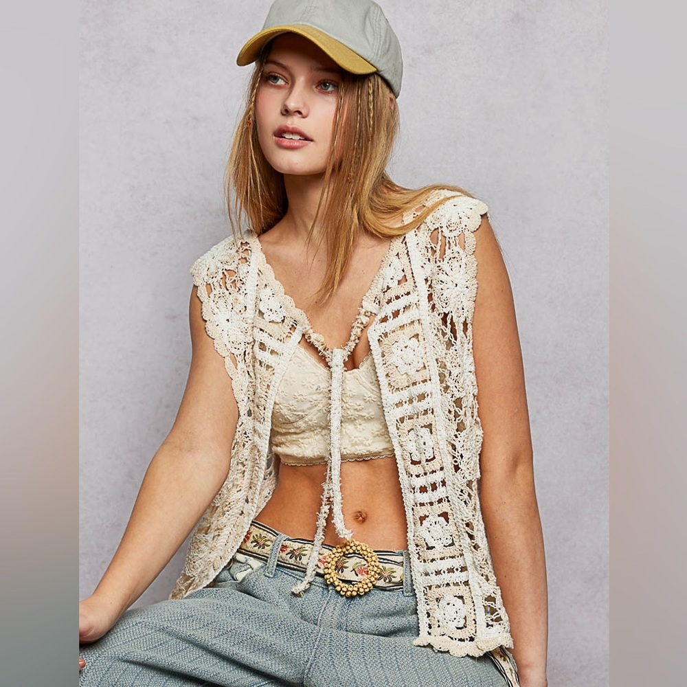 👄 Hello Gorgeous! POL Tie Front Floral Pattern Crochet Vest with Scalloped Edge - Picture 3 of 16